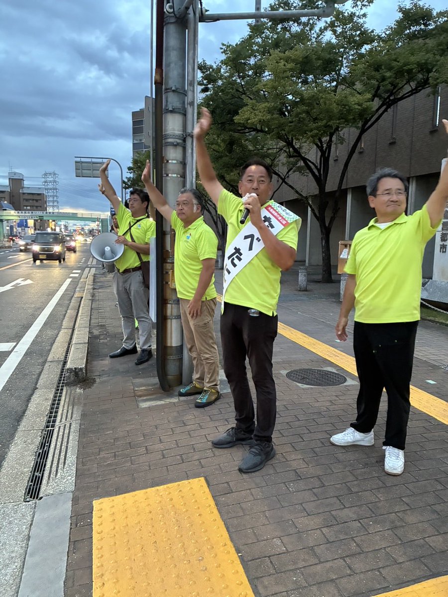 sng0717's tweet photo. なべたに悟候補の応援へ駆けつけました！

「身を切る改革、そして動かすぞ、松原！」

生活保護の不正受給防止、不登校支援、空き家対策、資源ごみ持ち去り行為禁止条例など、松原市をより良くするための政策を掲げています。

最後まで、なべたに悟候補へのご支援をよろしくお願いいたします！ https://t.co/Kgk1hxdTaN