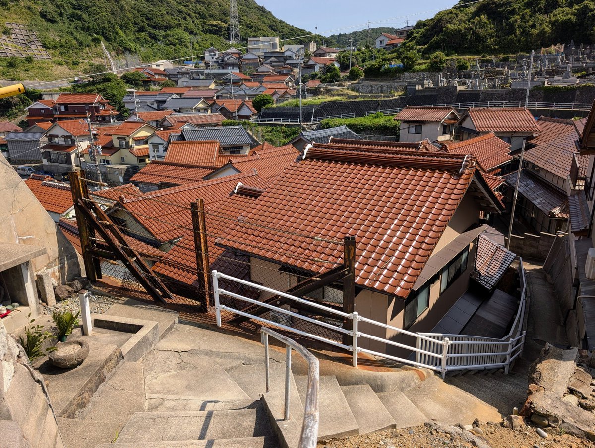 hixaca7's tweet photo. 島根県松江市鹿島町片句
一昨年の夏に初めて訪れて以来、かなり印象に残った場所だったので今夏も訪問。一面に広がる赤い石州瓦が眩しく、島根半島に数多くある港町の中でも指折りの景観だと思います https://t.co/GsHn962Usl