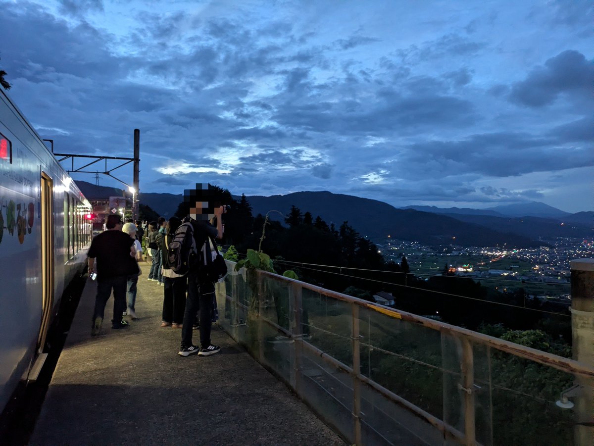 azu_odo's tweet photo. 臨時快速「ナイトビュー姨捨」に初乗車し、姨捨へ。
ここから松本方面へ向かいます https://t.co/zKtfXKKf7D