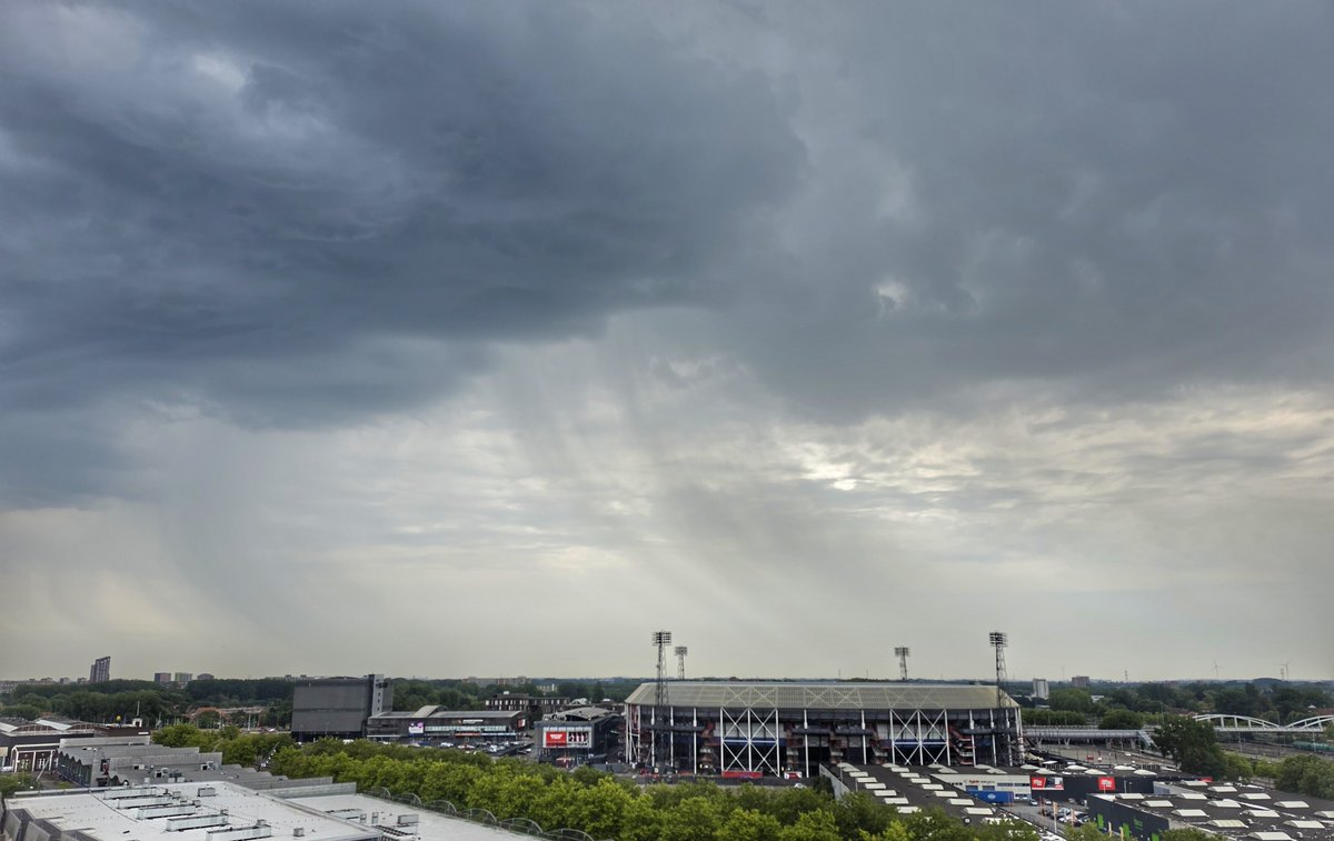 rotterkennie's tweet photo. Buitje boven de Kuip 🌧️
#Rotterdam #RotterdamZuid #feyenoord #dekuip #weerfoto https://t.co/aUnZuhwfEU