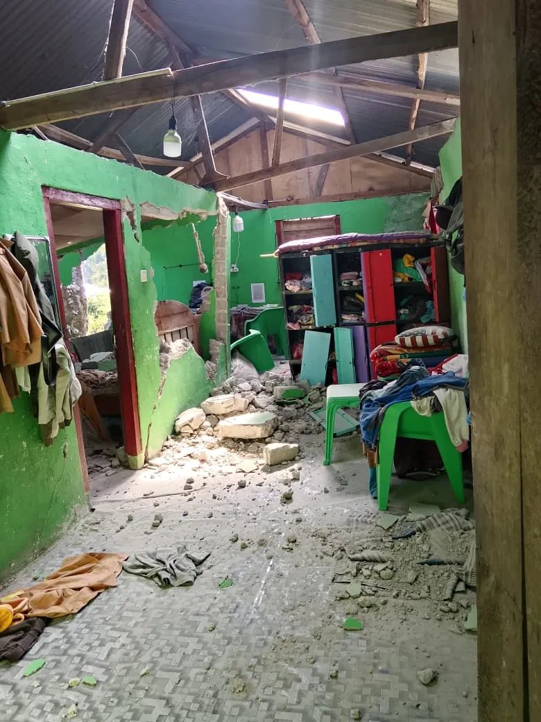 RA_leather's tweet photo. 🚨 Pray for NTT

Kondisi salah satu rumah warga di Ruteng, Manggarai, NTT, usai gempa yang mengguncang wilayah tersebut hari ini.

🤲Semoga seluruh warga aman dan segera mendapat bantuan.

📸anikpampur
#PrayForNTT BMKG 7.7 SR #Gempa
