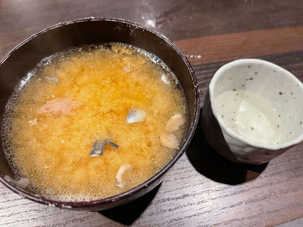 D_FujiSun's tweet photo. 居酒屋来たの久しぶり🍶
ホンビノス貝は谷津干潟で食べた時以来で懐かしい味✨
カツオの藁焼きは柔くて臭みなく、凄く美味しい😋
あら汁も美味しくてお酒飲んだ身体に凄く沁みる😭 https://t.co/lGKdE97IyX