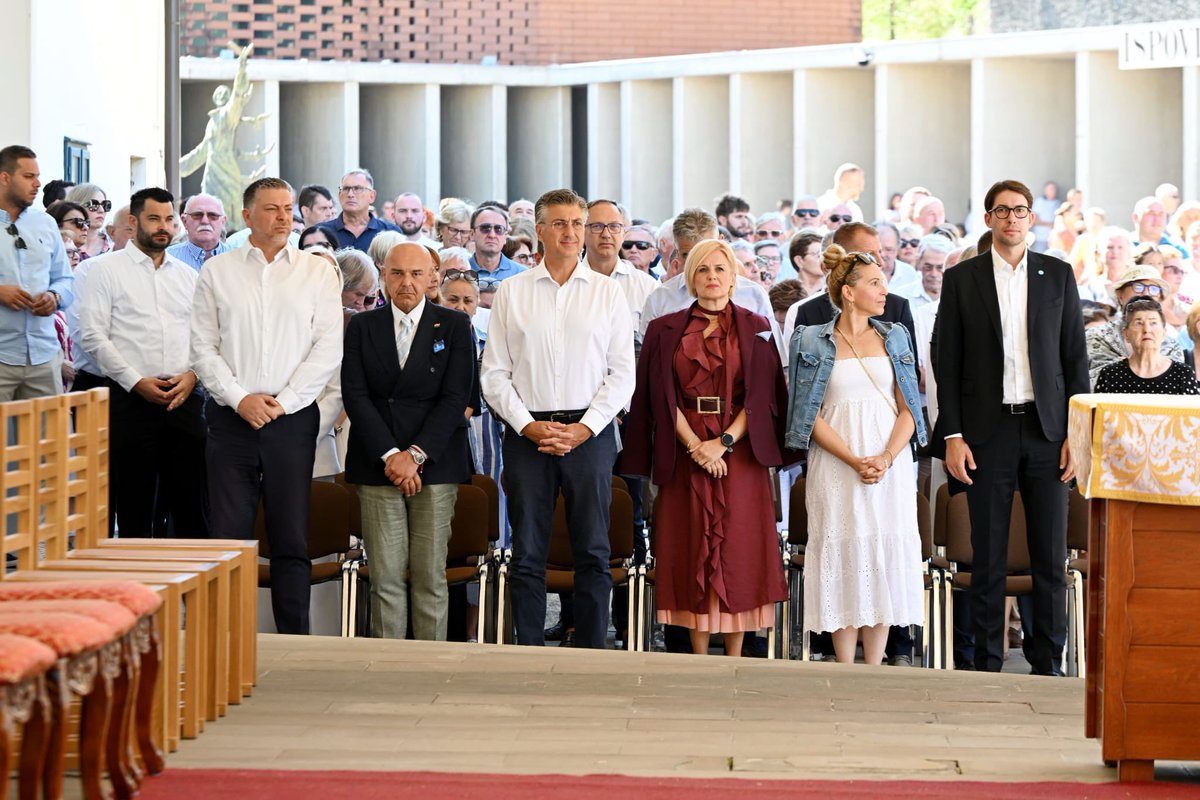 AndrejPlenkovic's tweet photo. Na blagdan Velike Gospe – Uznesenja Blažene Djevice Marije sudjelovali smo na svetoj misi u Svetištu Majke Božje Trsatske. Želim svima da blagdan Velike Gospe provedu u zajedništvu, miru, ljubavi i blizini svojih obitelji i najmilijih!

Posebno smo u mislima uz sve koji se ovih dana suočavaju s posljedicama velikih požara. Zahvalni smo vatrogascima, policiji, zdravstvenim djelatnicima i svima koji ulažu napore kako bi zaštitili ljude, domove i imovinu.