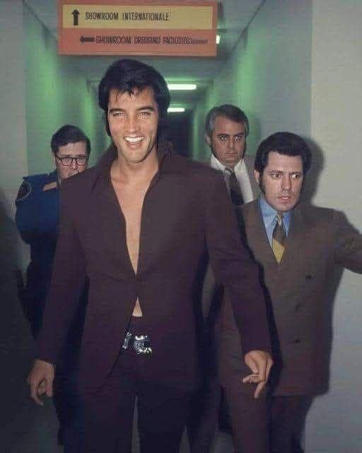 GustavoAdolf_'s tweet photo. Para ti, ¿fue Elvis el más grande? Para ellos sí.👇

- Era un artista único, un original en un área de imitadores. (Mick Jagger)
- Antes de Elvis, no había nada. (John Lennon)
- Solía esconderme detrás de las cortinas, de la típica casa inglesa donde vivía, fingir que era un escenario e imitar a Elvis. Este era mi entorno a los diez años. (Robert Plant)
- Elvis fue mi mayor héroe. En aquel entonces, era lo suficientemente estúpido como para pensar que haber nacido el mismo día significaría algo. (David Bowie)
- Cuando éramos niños en Liverpool todo lo que queríamos era ser como Elvis Presley. (Paul McCartney)
- La primera vez que escuché la voz de Elvis supe que no trabajaría para nadie; nadie sería mi jefe. Escucharlo por primera vez fue como escapar de una prisión. (Bob Dylan)
- Con Elvis me quedó claro que se podía usar el poder de la imaginación para transformarse, para trascender sus orígenes y las restricciones de las que vinieron. (Bruce Springsteen)
- Elvis es el modelo del rock and roll. Había de todo: el evangelio y el barro del Delta, el azul. Liberación sexual. La controversia. Cambiando la forma en que la gente ve el mundo. Elvis lo tenía todo. (Bono)
- Gracias a Elvis decidí ponerme en música. Siempre he sido un fan suyo desde que era un niño. (Elton John)
- Mi ídolo es Elvis Presley. Si vienes a mi casa, puedes ver sus retratos en cada pared. Fue el mejor showman de todos los tiempos. (Eddie Murphy)
- Elvis era un trabajador duro y el Señor lo amaba. La última vez que lo vi en Graceland cantamos gospel juntos. Lo amo y espero conocerlo en el más allá. (James Brown)
- Antes de Elvis el mundo estaba en blanco y negro. Entonces llegó... y aquí hay un gran technicolor. (Keith Richards)