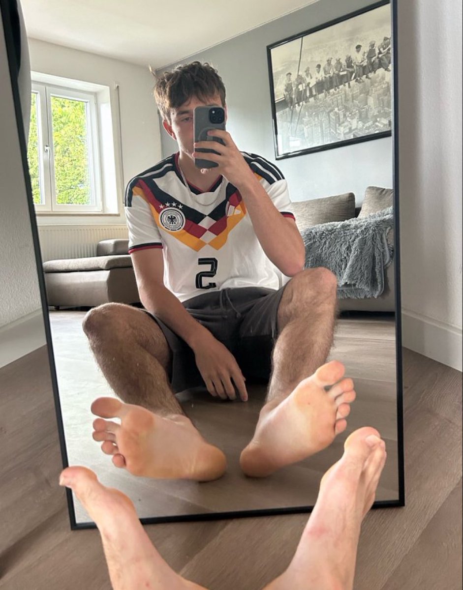 CashMasterJona_'s tweet photo. I'm on my way to watch the game⚽️

Game: 
Pro goal for Germany you send me 5€, you pussy😈💸

Plus you're paying for my drinks during the game too💸 https://t.co/cgZjCZNSHs