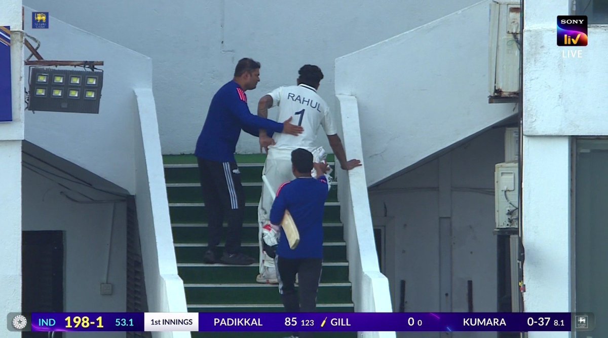 CMTNews24's tweet photo. 🚨 WORRYING UPDATE: KL RAHUL SEEN STRUGGLING TO WALK AT GALLE! 🚨 https://t.co/XQx8yF8ZkA