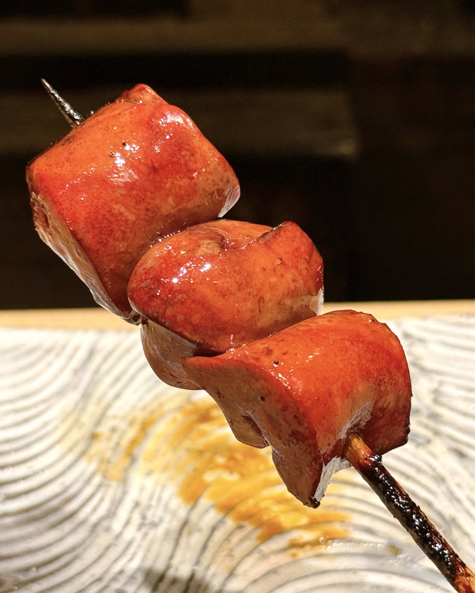 fallindebu's tweet photo. 昨年の「100日焼鳥生活」で、100日間250軒を訪問した中でNo.1だったのが、麻布十番の「酉囃子（とりばやし）」。
ずっと定期的に行っていて、毎回感動させてくれるのは、さすが…！
香味油を塗らずに、肉本来の美味しさを引き出し、「焼鳥の向こう側」を見させてくれるね…！ https://t.co/v5nrDrwvSB