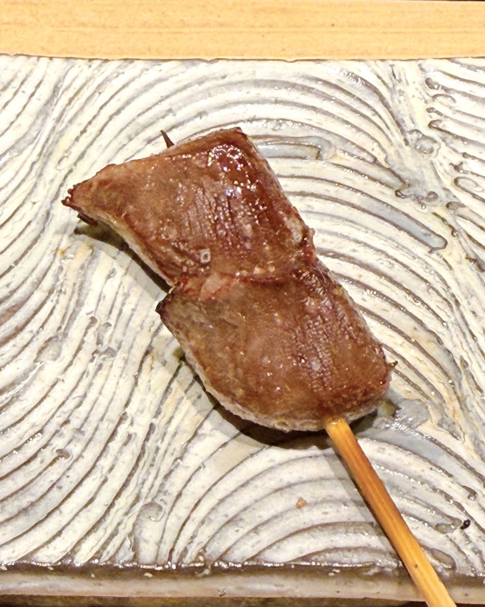 fallindebu's tweet photo. 昨年の「100日焼鳥生活」で、100日間250軒を訪問した中でNo.1だったのが、麻布十番の「酉囃子（とりばやし）」。
ずっと定期的に行っていて、毎回感動させてくれるのは、さすが…！
香味油を塗らずに、肉本来の美味しさを引き出し、「焼鳥の向こう側」を見させてくれるね…！ https://t.co/v5nrDrwvSB