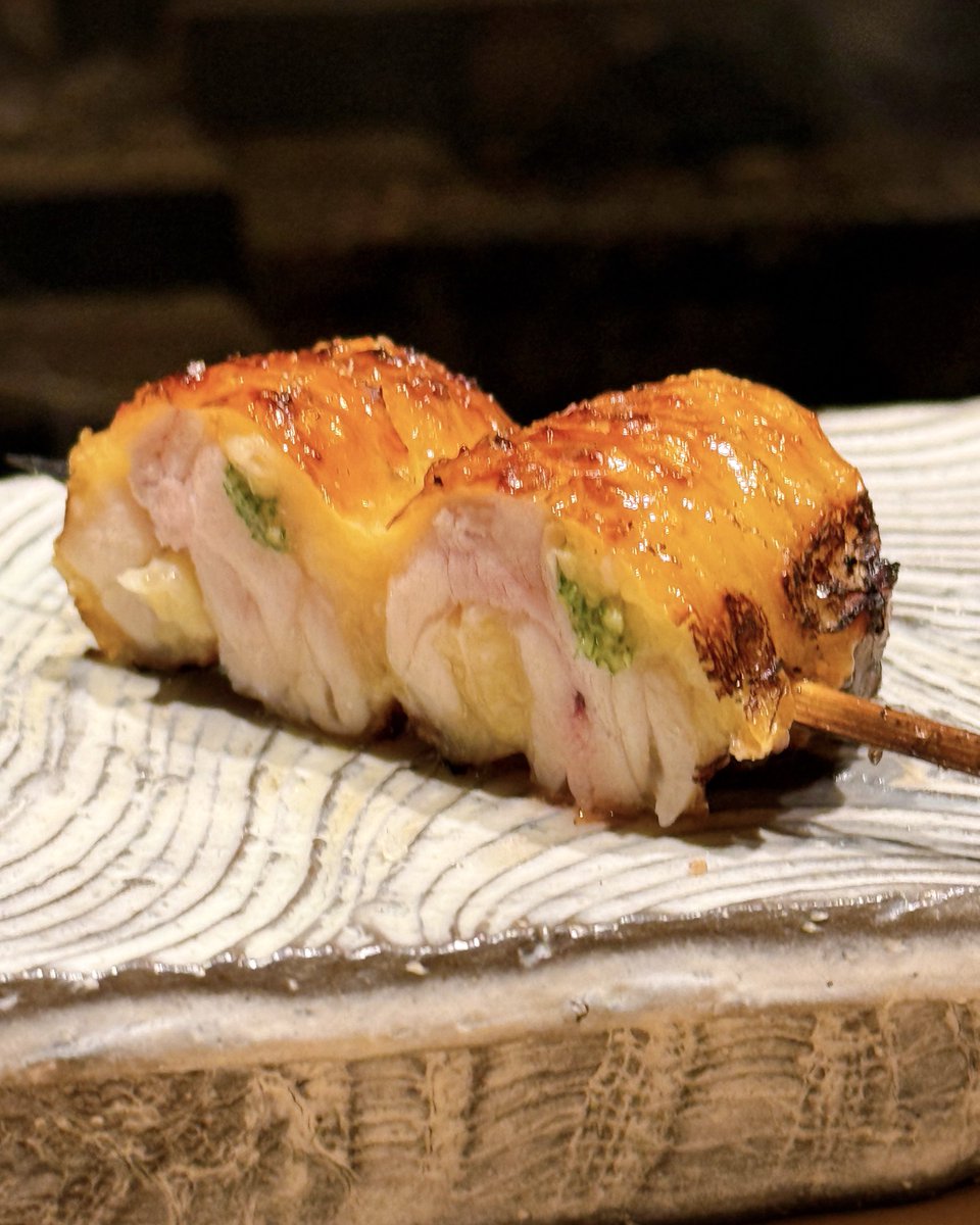 fallindebu's tweet photo. 昨年の「100日焼鳥生活」で、100日間250軒を訪問した中でNo.1だったのが、麻布十番の「酉囃子（とりばやし）」。
ずっと定期的に行っていて、毎回感動させてくれるのは、さすが…！
香味油を塗らずに、肉本来の美味しさを引き出し、「焼鳥の向こう側」を見させてくれるね…！ https://t.co/v5nrDrwvSB