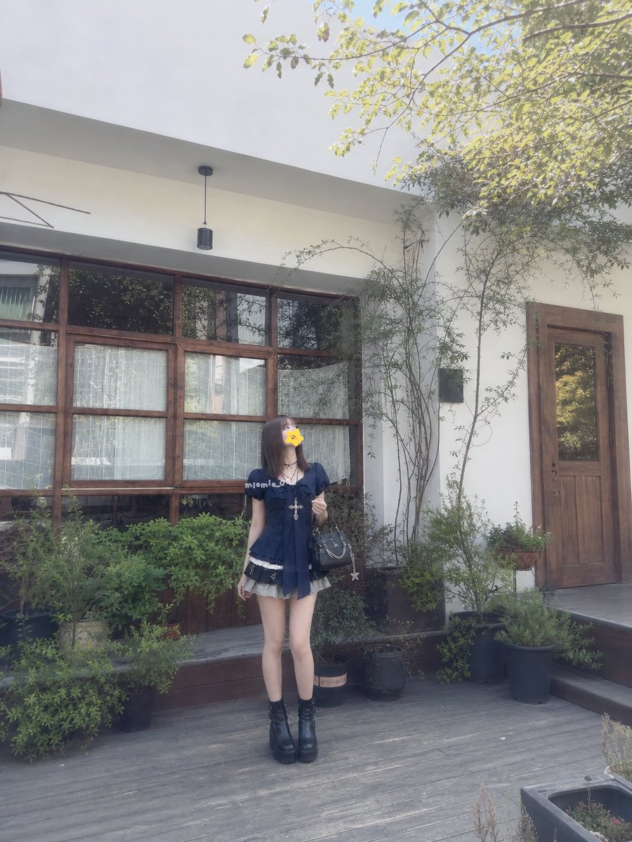 miomio_00u's tweet photo. カフェで隣の男の子グループに「ああいう地雷系の子ってメンヘラっぽくて無理」ってわざと聞こえるように言われたの わたし全然病んでないし普通に休日楽しんでるだけなんだけど むかついたから席を立つついでにその子たちのスマホの画面をちらっと覗いたら https://t.co/P86B9n2fol