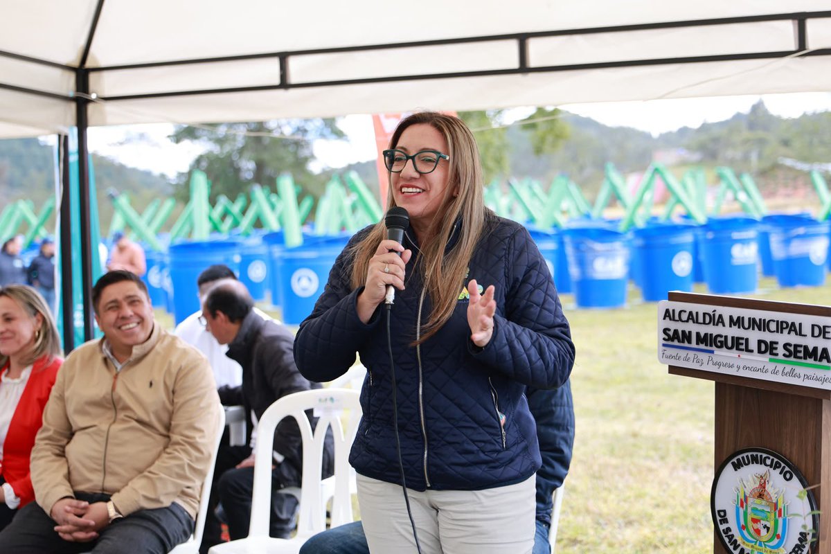 Alfred_Balle's tweet photo. Nuevas reservas de agua para nuestras familias 

Entregamos 732 sistemas de recolección de agua lluvia a familias de seis municipios de Ubaté y Chiquinquirá, para fortalecer su capacidad de almacenar y aprovechar este recurso en actividades domésticas y productivas, especialmente ante periodos de escasez.

Con estos sistemas, las familias pueden almacenar entre 500 y 1.000 litros de agua lluvia para actividades de limpieza y labores agrícolas o pecuarias, reduciendo la presión sobre nuestras fuentes hídricas y acueductos.