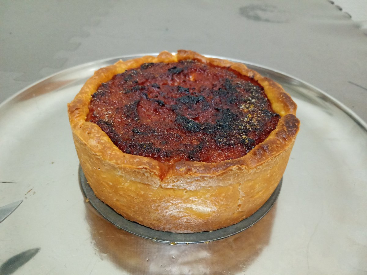 dogufa's tweet photo. ディープディッシュピザ作ってみた。
焦げで日和ったけど、もう少し高温で汁気を飛ばしたほうが良い https://t.co/db4rBkqMc3