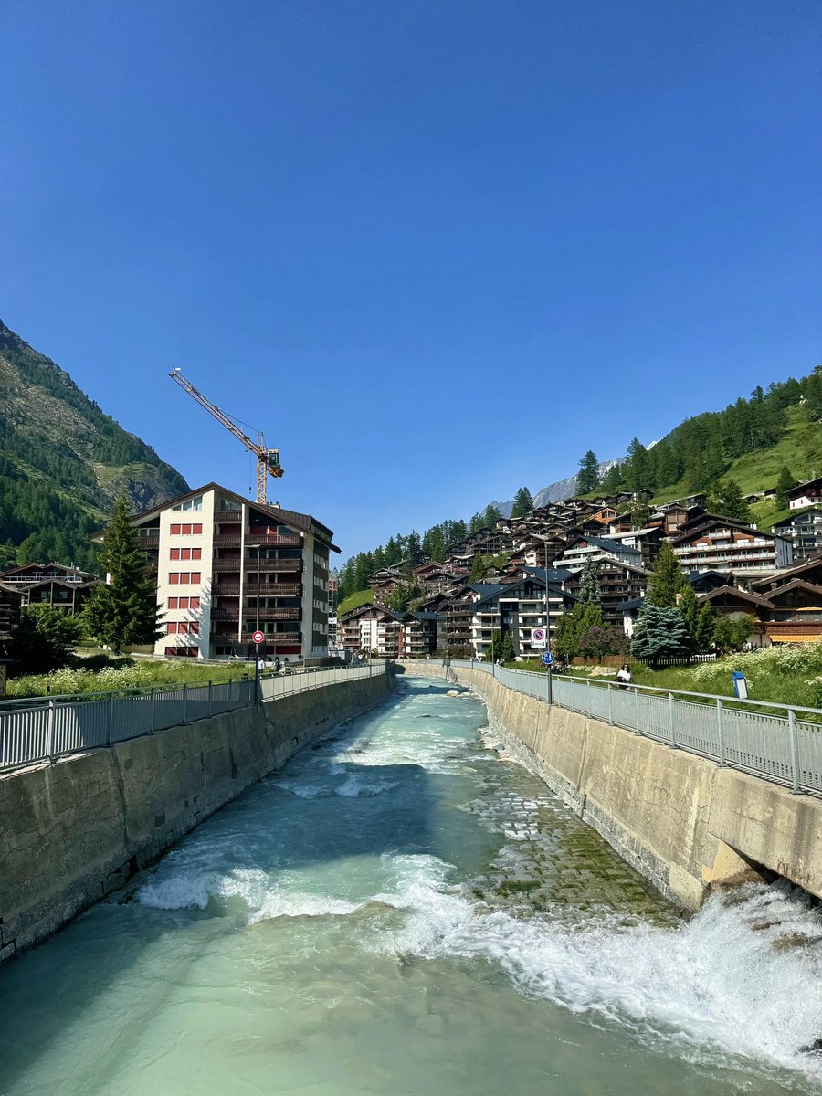 ManonLefevre158's tweet photo. Two sides of alpine life ⛰️ Raw rushing glacial river on one side, calm turquoise lake‑side settlement on the other. Mountain land holds both motion and stillness within one frame.#AlpineViews #SwissLandscape #MountainLife #LakeAndRiver #TravelSnap https://t.co/RdIBUalpor