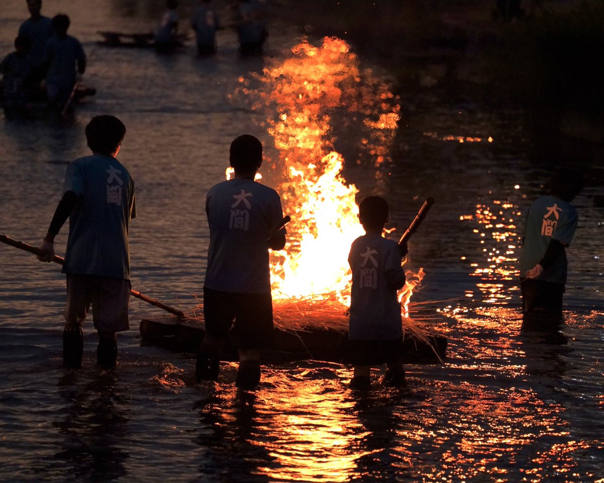 daisukewater's tweet photo. 大間の火流し。
地元の小中学生らが川に浮かべた麦��らに火を付けて流し、故人の霊を迎える。
写真では厳かな雰囲気が漂いますが、実際は子供たちの楽しげな様子につられてご先祖様も帰って来られるのかも知れませんね。
愛媛県松前町にて。

#松前町
#火流し https://t.co/pz67v6vFRd