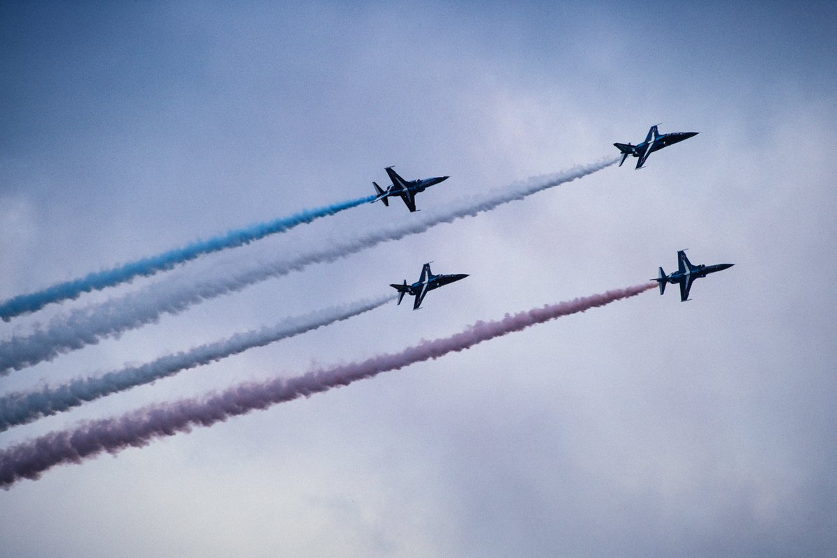 ArgusGOLD's tweet photo. @SONY74383228 @StMumbo T-2のボントンロール、3番機はちょっと下がっていますが、他の3機はスモークが綺麗ですね。微妙なスティックコントロールだったんですね。

対進コンティニュアスもロール2回目でショーセンターでクロスするのも素晴らしかったです。 https://t.co/r0CiJJdERd