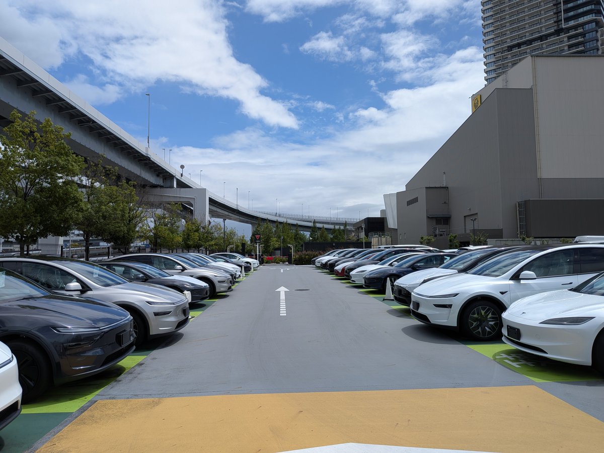 EosMichihiko's tweet photo. 家族で有明ガーデンへ
自分の目的は納車待ち車両のパトロール。
TC80がメインで、85はまだ有明には無いですね〜

グレイシャーブルー×ゼングレーのモデルＹＬは1台だけありました👍 https://t.co/nv1e2HeoQ9