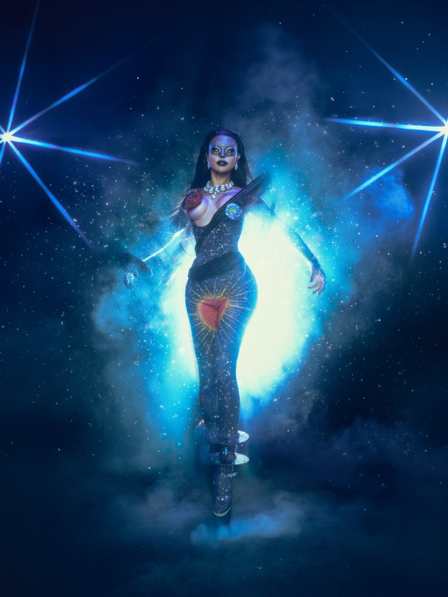 ABSCBNNews's tweet photo. SHE WANTS TO SHOW THE WORLD....THE UNIVERSE RATHER 🌌
 
M1ss Jade So is oozing with ethereal presence in her "Universe" look, which was the character she portrayed during the Snatch Game episode of "Drag Race Down Under vs the World."
 
(📷: BJ Pascual via Jade So/IG) https://t.co/T7OJ1Gldw4