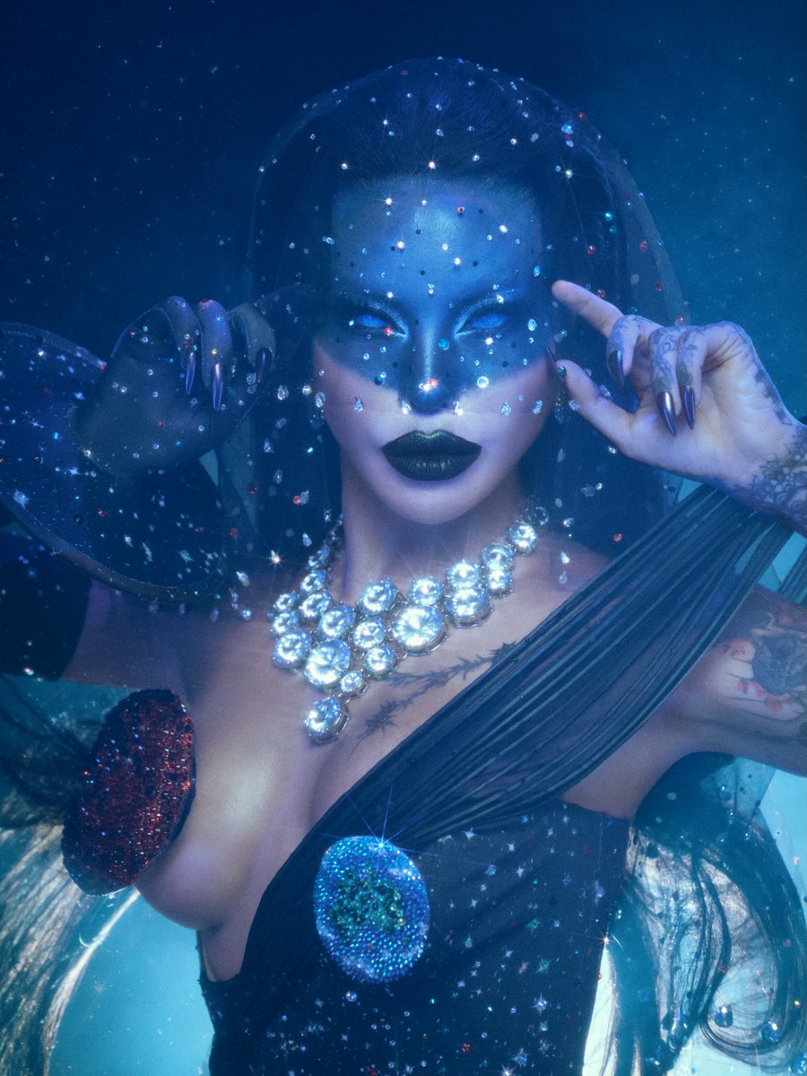 ABSCBNNews's tweet photo. SHE WANTS TO SHOW THE WORLD....THE UNIVERSE RATHER 🌌
 
M1ss Jade So is oozing with ethereal presence in her "Universe" look, which was the character she portrayed during the Snatch Game episode of "Drag Race Down Under vs the World."
 
(📷: BJ Pascual via Jade So/IG) https://t.co/T7OJ1Gldw4