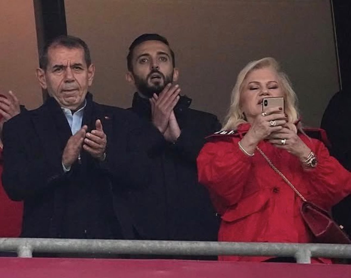 Sikolastikkk's tweet photo. Mega Holding dolandırıcısı, saadet zincirinden yüzbinlerce kişiyi çarpmış lavuğu niye yanında dolaştırıyorsun Dursun Özbek? Bu lavuktan Galatasaray’ı nasıl çarparım dersleri mi alıyorsun? Delikanlı ol böyle sahtekarlar üzerinden hocaya mobbing yapma, erkek gibi çık kov https://t.co/j9AeYztAau