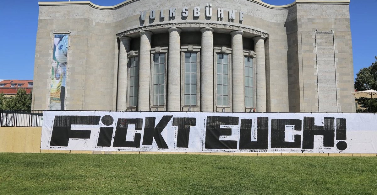 mr_jenswinter's tweet photo. Das anti-weiße Schwimmen an der Berliner Volksbühne ist kein Zufall, sondern anti-weiße Ideologie steht im Zentrum des steuerfinanzierten linken Kulturbetriebs und NGO-Komplexes. Schwarze Akteure pflegen zudem Kontakte in die militante und gewaltbereite linksextreme Szene und äußerten sich schon selbst gewaltbereit.

Die Berliner Volksbühne wollte das Schwimmen nur für Schwarze gemeinsam mit der linksradikalen NGO „Each One Teach One“ (EOTO) durchführen. Die Volksbühne erhält dieses Jahr 25,1 Millionen Euro Steuergeld von der Stadt Berlin. Nach öffentlicher Kritik brachte man ein „Fickt Euch!“-Plakat vor dem Schauspielhaus an.

Die NGO „Each One Teach One“ (EOTO) beschreibt sich selbst als „Empowerment-Organisation“ und „Ort der Begegnung für Menschen afrikanischer Herkunft“, richtet sich grundsätzlich also nur an Schwarze. Seit 2020 bekam EOTO hierfür vom Bund im Rahmen von „Demokratie leben!“ und der Stadt Berlin über 7,4 Millionen Euro Steuergeld.

Bereits Anfang dieses Jahres veranstalte der Verein „Informations- und Dokumentationszentrum für Antirassismusarbeit“ (IDA) mehrere Seminare, die sich explizit an „nicht an weiß-privilegierte Menschen“ richteten. Seit 2020 erhielt IDA für solche Arbeit über 1,6 Millionen Euro Steuergeld vom Familienministerin.

2025 bot der Verein Joliba e.V. „Spieltreffs“ ausschließlich für schwarze Kinder an. Von 2022 bis 2023 erhielt Joliba e.V. für derartige Aktionen 84.000 Euro Steuergeld vom Familienministerium über „Demokratie leben!“.

Das Berliner Museum „Haus der Kulturen der Welt“ (HKW) vergab 2024 den „Internationalen Literaturpreis“ explizit an Nicht-Weiße. Der Preis war mit 35.000 Euro dotiert. Ein schwarzes Jurymitglied maßregelte bei der Entscheidungsfindung eine weiße Jurorin: „Du als weiße Frau hast hier eh nichts zu sagen.“ Die Jurorinnen Juliane Liebert und Ronya Othmann machten den Fall damals in der ZEIT publik. 

Das HKW leitet seit 2023 der schwarze Kameruner Bonaventure Sohn Bejeng Ndikung. 2026 erhielt die Trägerorganisation des HKW, die „Kulturveranstaltungen des Bundes in Berlin GmbH“ (KBB), über 60,5 Millionen Euro Steuergeld vom CDU-nahen Kulturstaatsminister Wolfram Weimer (2024 erhielt man das Geld von der Grünen Claudia Roth). An das HKW dürfte ein maßgeblicher Teil dieser 60,5 Millionen Euro fließen.

Genau diese anti-weiße und schwarze steuerfinanzierte Milieu pflegt nun Kontakte die militante und gewaltbereite linksextreme Szene. Und zwar ausgerechnet in Person einer leitenden Mitarbeiterin von EOTO - der Organisation, mit der die Volksbühne das anti-weiße Schwimmen durchführen wollte.

Anfang dieses Jahres nächtigte Jessica Massóchua, Projektleiterin für Jugendarbeit bei EOTO, im linksradikalen Kölner Hausprojekt im Ferkulum in Köln. Dort lebt seit über elf Jahren der ehemalige RAF-Terrorist Stefan Wisniewski, der mit der RAF Hans Martin Schleyer und drei weitere Menschen ermordete. In dem Hausprojekt lebt zudem der Vordenker der Vulkangruppe, Guido Arnold. Aufs Konto der Vulkangruppen gehen mindestens 13 Anschläge, in deren Folge mind. eine Person starb.

Das HKW hat unter Bonaventure Sohn Bejeng Ndikung eine offizielle „Partnerschaft“ mit EOTO. 2023 war EOTO beim „Quilombismo“ im HKW beteiligt. 2025 machte das von Weimer finanzierte HKW mit EOTO einen „dekolonialen Booklaunch“. Ndikung hat Israel bereits „Blutrache“ geschworen. Den Staat nimmt man in der postkolonialen Szene oft als weiß wahr, weniger als explizit jüdisch. „Sie werden für jeden Tropfen Blut in Gaza millionenfach bezahlen!“, schrieb er 2014.

Die Verbindung zu EOTO reicht dabei schon länger zurück. Als Leiter der Berliner Galerie SAVVY Contemporary hatte Ndikung 2022 mit EOTO bspw. eine Veranstaltung in „Solidarität“ mit „ukrainischen Künstlern“ gemacht. 2024 trat Bonaventure beim AFROLUTION Festival von EOTO auf.