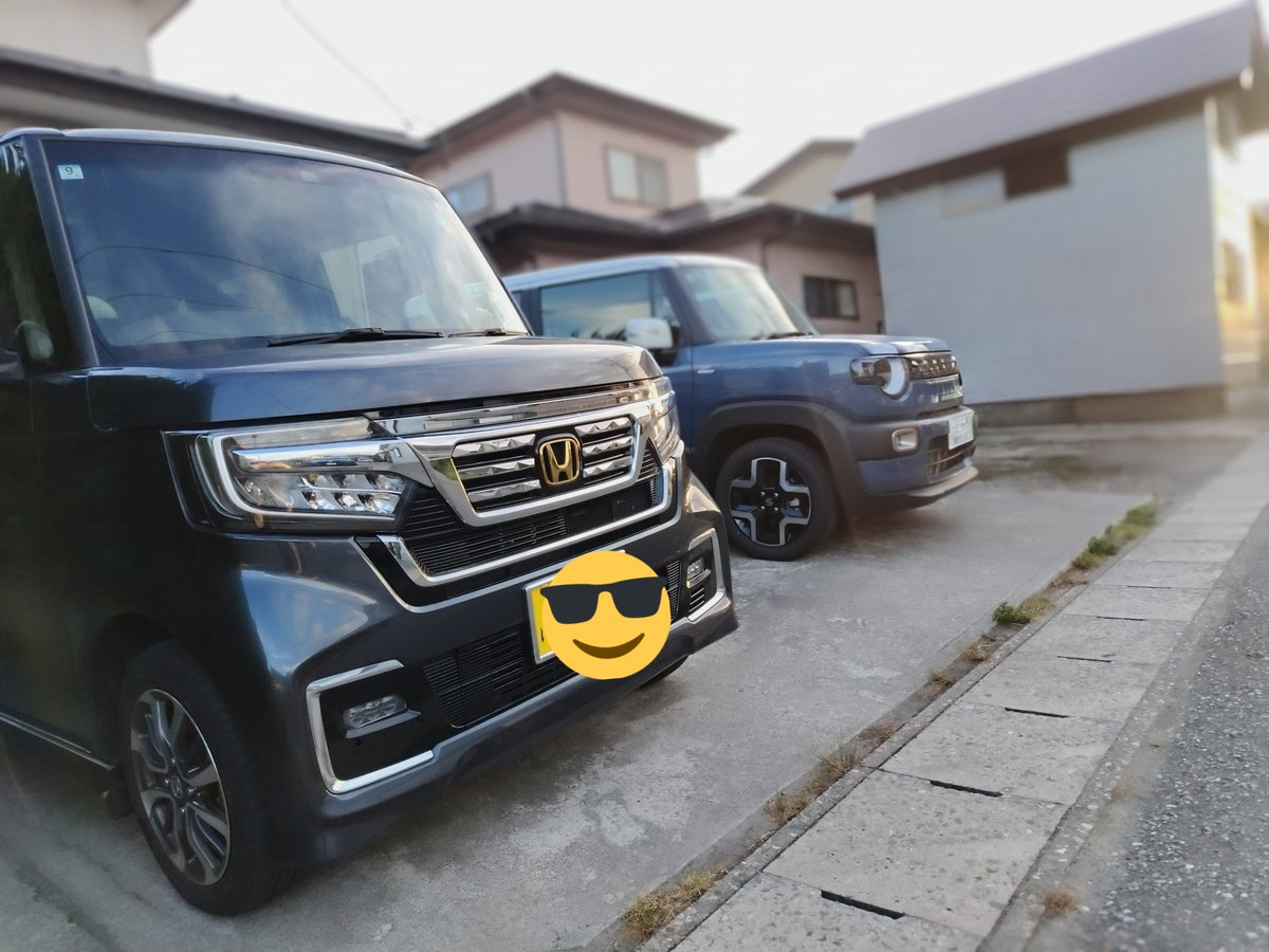 natsutama_mei's tweet photo. 父の愛車のN-BOXカスタムと自分の愛車のクロスビー🌟。夕方に撮ったせいか夕焼けの光の方角が影響して対照的な雰囲気の写真になりました。クロスビーが手前の写真は爽やか路線、N-BOXカスタムが手前の写真はノスタルジックな感じです。
#写真好きと繋がりたい
#スマホ撮り
#クロスビー
#NBOXCustom https://t.co/JFyI8kXTz9