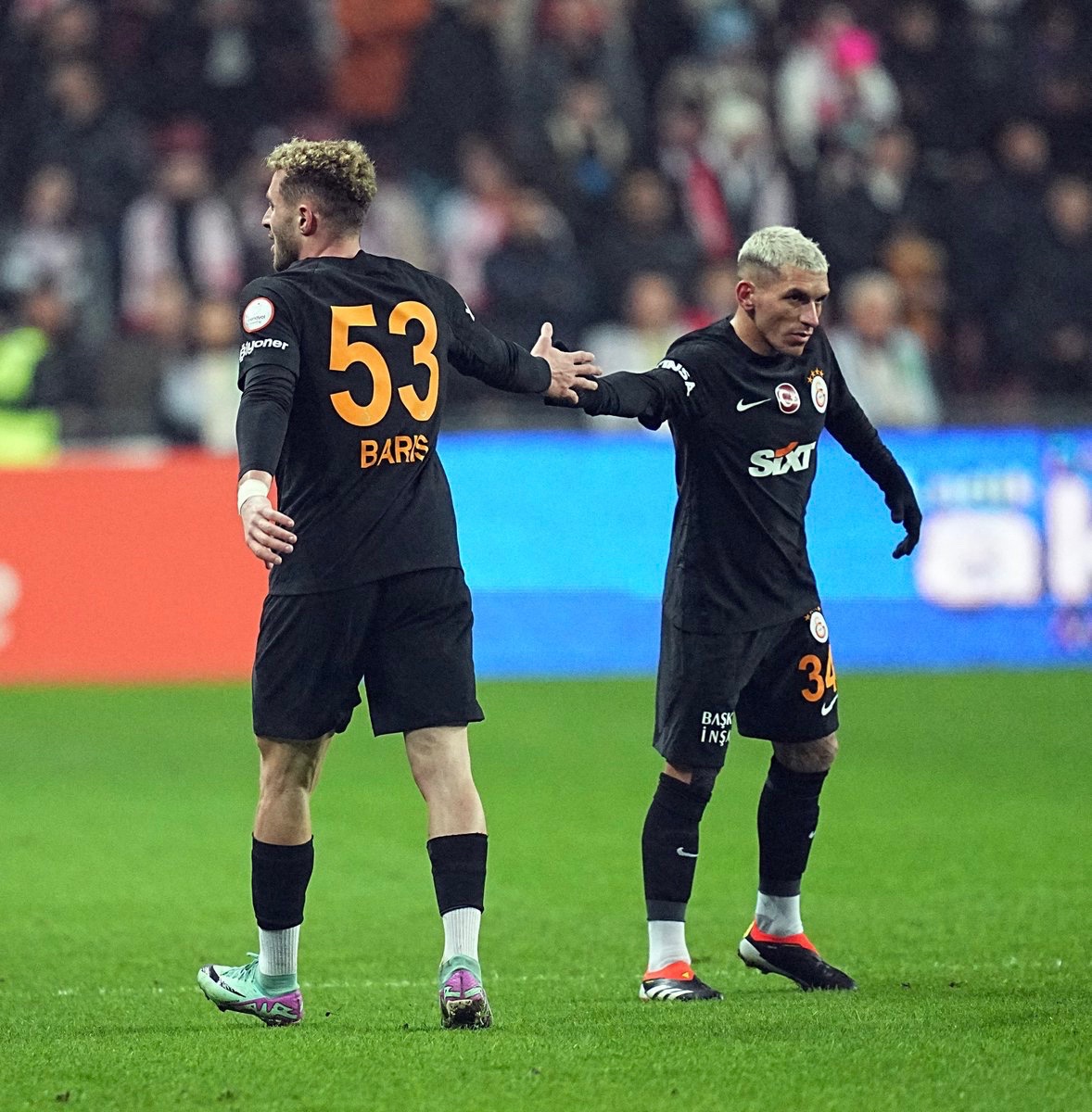Burakeren_1987's tweet photo. Galatasaray'ın en büyük sorunu, geçmişte asker olan futbolcunun, bugün general olduğunu zannetmesi. Torreira ve Barış Alper Yılmaz, bu takımın en önemli askerleriyken, bugün sahada general gibi takılıyorlar. Bu yüzden değişmek gerekiyordu işte. Kendini general hissedeni emekliye sevk edecektin.