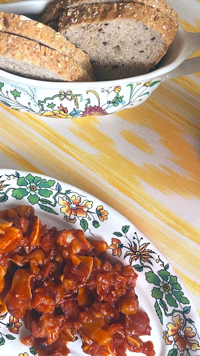 Puntoyseguim0s's tweet photo. Mientras los callos reposan, el aperitivo:
Oreja guisada
No hay pan de picos
Panadería cerrada
#gogoko
El ambiente está denso, de tormenta.
El agua de la piscina está perfecta. https://t.co/d40wUCHhKU