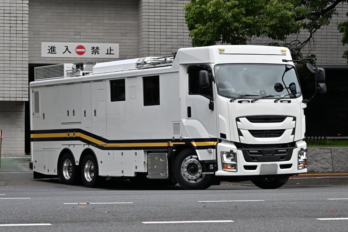 YokosukaRescue's tweet photo. 警視庁　総務部装備課通信管理運用センター
テレビ中継車
機動隊観閲式以来の撮影となりました。
撮れた嬉しさよりそこから出てくるのかと驚きのほうが大きかったです😅 https://t.co/0z7mtKvj3J