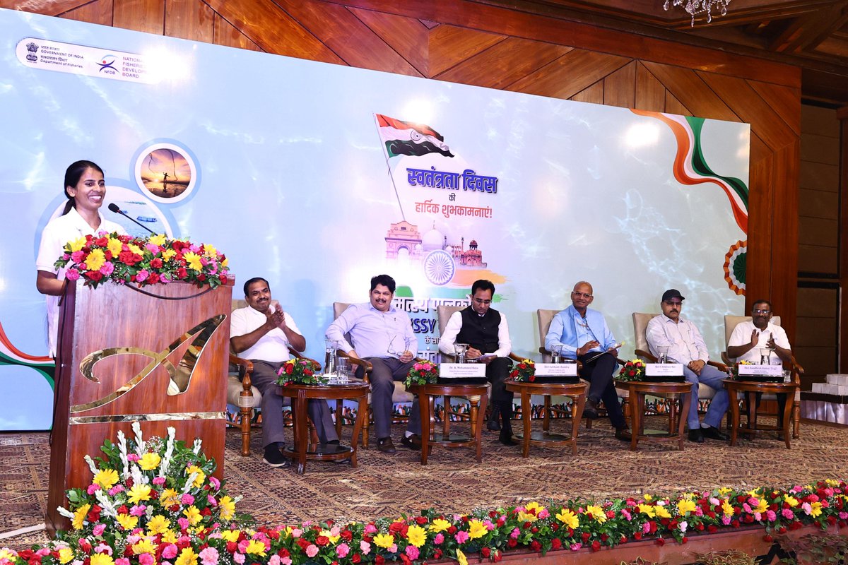 FisheriesGoI's tweet photo. भारत के विभिन्न राज्यों से आए प्रधानमंत्री मत्स्य किसान समृद्धि सह-योजना एवं विभागीय योजनाओं के लाभार्थी मत्स्य किसानों को आज नई दिल्ली में स्वतंत्रता दिवस समारोह में शामिल होकर लाल किले से प्रधानमंत्री के संबोधन एवं ध्वजारोहण के साक्षी बनने का अवसर मिला। इसके पश्चात विभाग द्वारा आयोजित संवाद कार्यक्रम में मत्स्य किसानों एवं मत्स्य क्षेत्र से जुड़े लाभार्थियों के साथ संवाद कार्यक्रम आयोजित हुआ।

इस दौरान किसानों ने अपने अनुभव, सुझाव और जमीनी फीडबैक साझा किए। विभागीय अधिकारियों और मत्स्य समुदाय के बीच यह सार्थक संवाद एक सशक्त, समावेशी और आत्मनिर्भर मत्स्य क्षेत्र तथा विकसित भारत की दिशा में महत्वपूर्ण कदम है।

#PMMKSSY #Fisheries #ViksitBharat