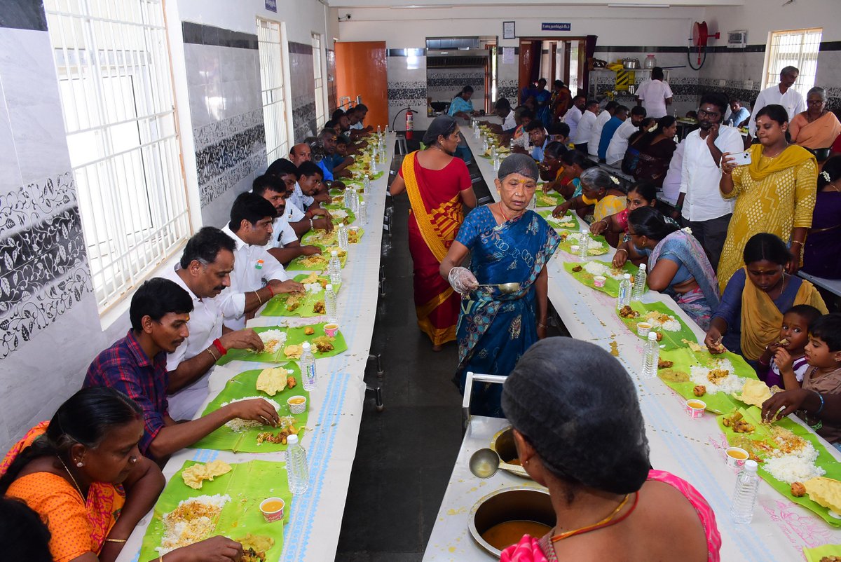 OfficeofminMRV's tweet photo. நம் இந்திய திருநாட்டின் 80 வது சுதந்திர தின விழாவை முன்னிட்டு,மாண்புமிகு தமிழக முதல்வர்,திரு. @CMOTamilnadu அவர்களின் ஆணைக்கிணங்க,
இந்து சமய அறநிலைத்துறை சார்பில் ஏற்பாடு செய்யப்பட்டிருந்த சிறப்பு வழிபாடு மற்றும் சமத்துவ பொது விருந்து நிகழ்வில்,
கரூர் மேற்கு மாவட்ட கழக செயலாளர்,திரு. @karurmathimas1 அவர்களுடன் கலந்து கொண்டு பொதுமக்களுக்கு உணவு அளித்து,நம் மக்களுடன் ஒன்றாக அமர்ந்து உணவருந்தி மகிழ்ந்தோம்.

சாதி,மத பேதமற்ற ஒரு சமத்துவ சமுதாயத்தை உருவாக்க நாம் அனைவரும் ஒன்றிணைந்து  பாடுபடுவோம்.
#TVK #CMJosephVijay‌ #Karur