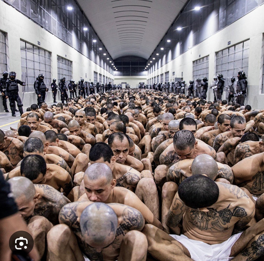 JeanClaude75544's tweet photo. Comparons avec les PRISONS au Salvador, et notamment le "Centre de confinement du terrorisme" [CECOT] de #Tecoluca.
On ne demande pas d'en arriver là, mais il n'y a pas NON PLUS de raison de donner la priorité au "confort" des détenus par-rapport au reste de la population!
- "Au Salvador, la politique carcérale est marquée par la construction du Centre de confinement du terrorisme (CECOT), une méga-prison de haute sécurité située à Tecoluca. Conçue pour enfermer 40 000 détenus, cette infrastructure est le symbole de la lutte répressive menée par le président Nayib Bukele contre les puissants gangs criminels du pays."
[#Wikipedia]. 
Ça, ça devrait faire (un peu) réfléchir aussi bien les "malfaisants" de tout poil en puissance que les #politocards qui "inversent systématiquement les priorités" et donnent à penser que les détenus doivent être davantage "choyés" que les Honnêtes Citoyens...🤔🤔🤔