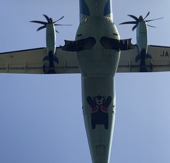 kandori_shoten's tweet photo. 先日、福岡空港のそばでたまたま撮ったのが天草エアラインのみぞか号でした。くまモン! https://t.co/o2EeSbLgAk