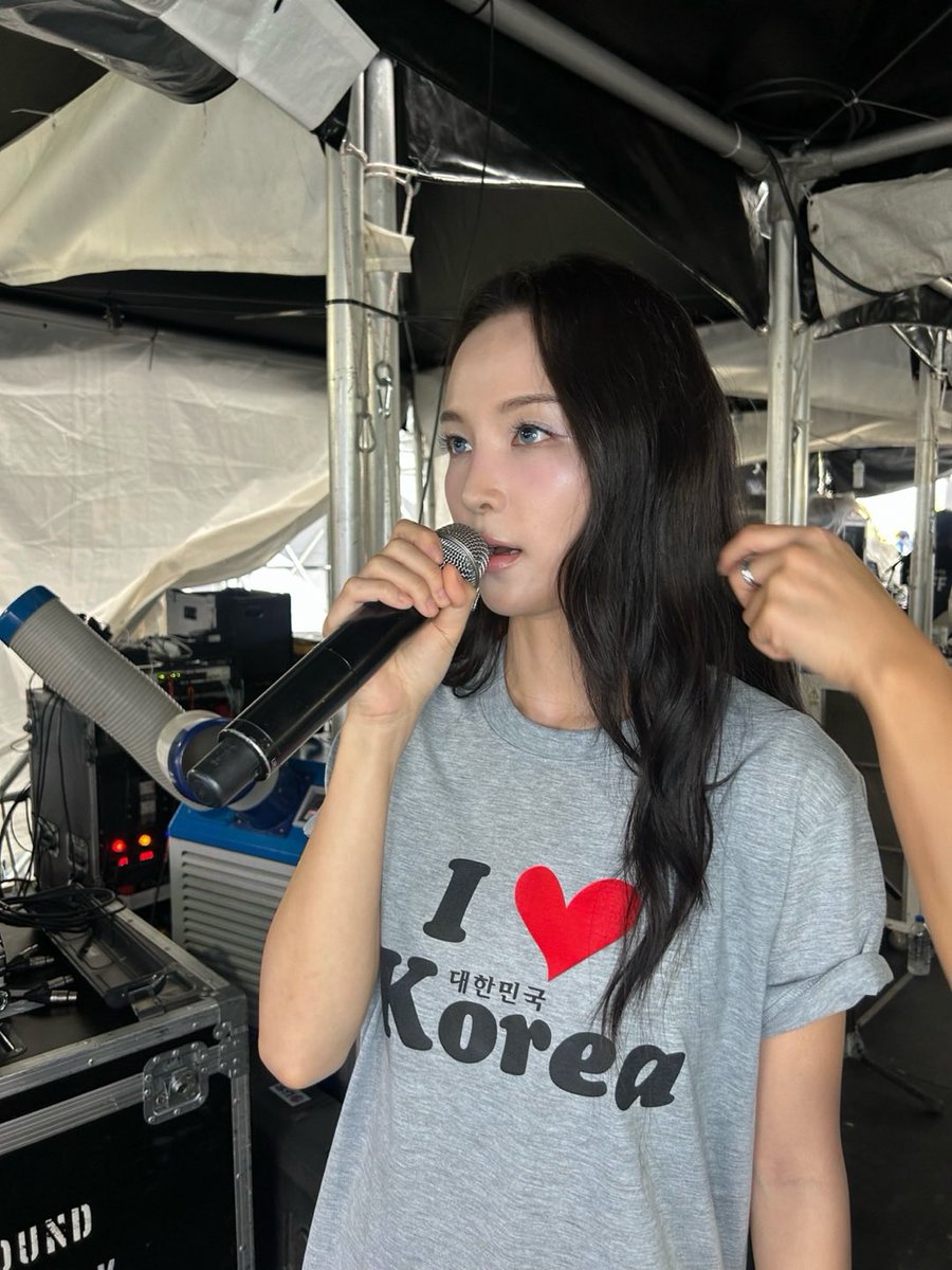 sanomili_'s tweet photo. 광복절이라고 명동에서파는(?)아이러브코리아티 입고온 여자아이 어떡함 존귄데 … https://t.co/0rSf0qpL1s
