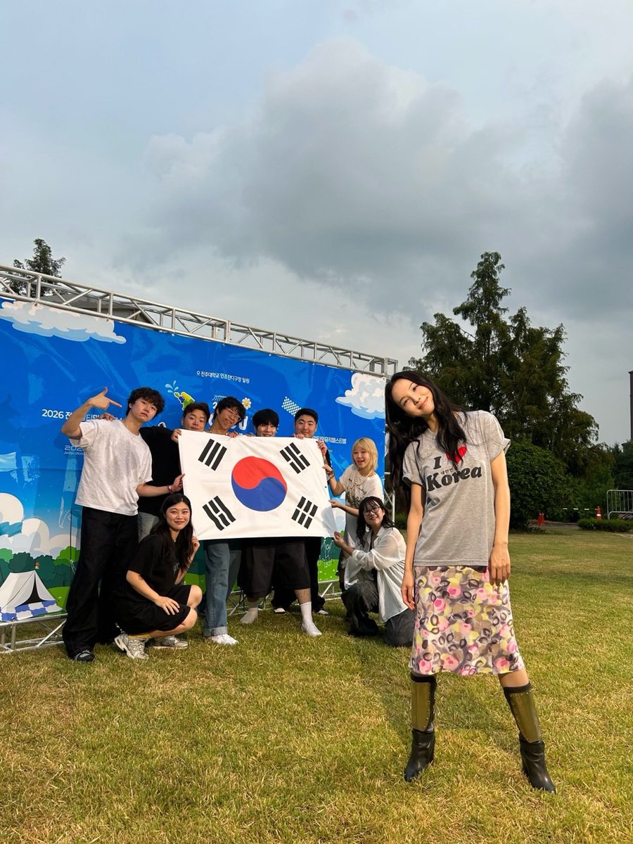 sanomili_'s tweet photo. 광복절이라고 명동에서파는(?)아이러브코리아티 입고온 여자아이 어떡함 존귄데 … https://t.co/0rSf0qpL1s