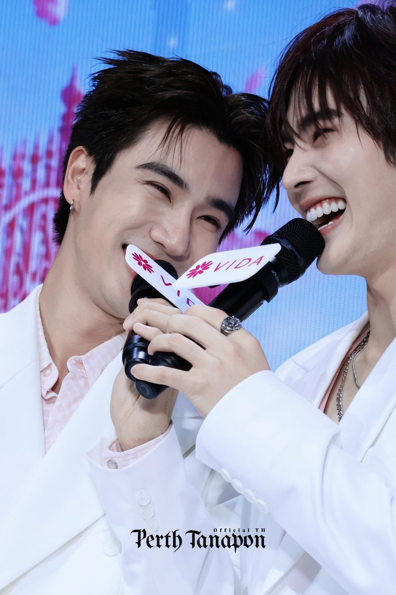 PerthOfficialTH's tweet photo. ระวังสะดุดล้มนะเฮีย .. มัวแต่มองเธอไม่มองทาง

PERTHSANTA LOVE CLASS

#VIDALoveLessonxPerthSanta
#PerthSanta #เพิร์ธแซนต้า https://t.co/QhI1VwZ8ir