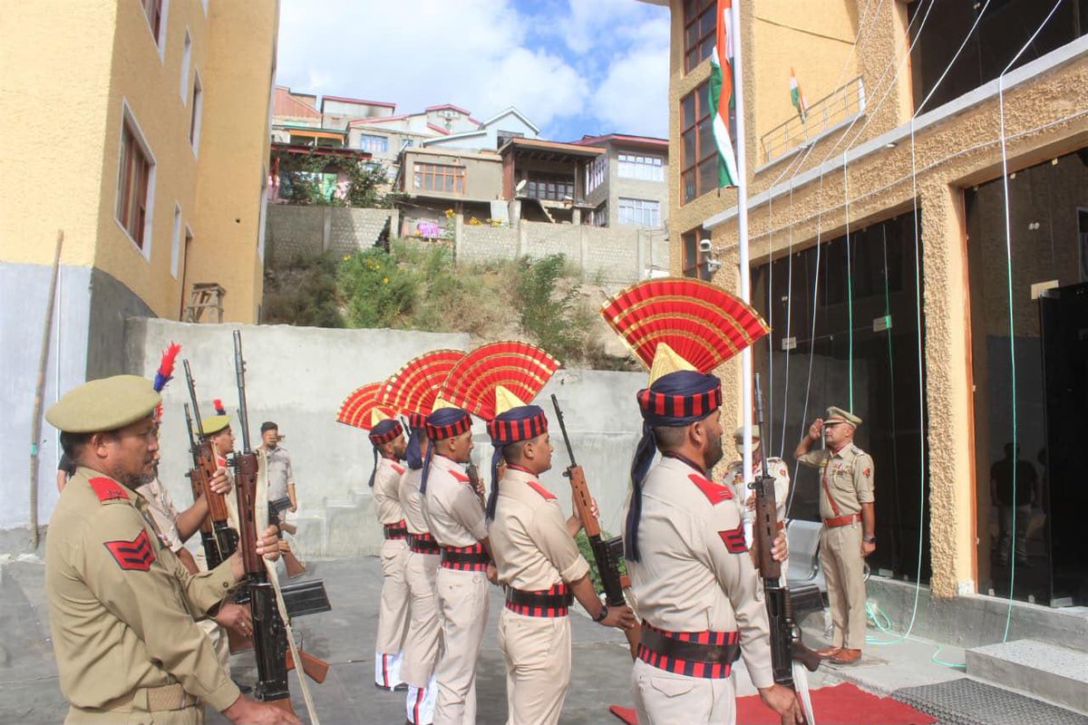 PS_Kargil's tweet photo. 🇮🇳 Proudly hoisting the National Flag at Police Station Kargil with utmost respect, honour and patriotic fervour, as we celebrate the spirit of our nation on the eve of the 80th Independence Day.
#HarGharTiranga #IndependenceDay #Tiranga #KargilPolice #NationFirst @KargilPolice https://t.co/CAHxcmLNOK