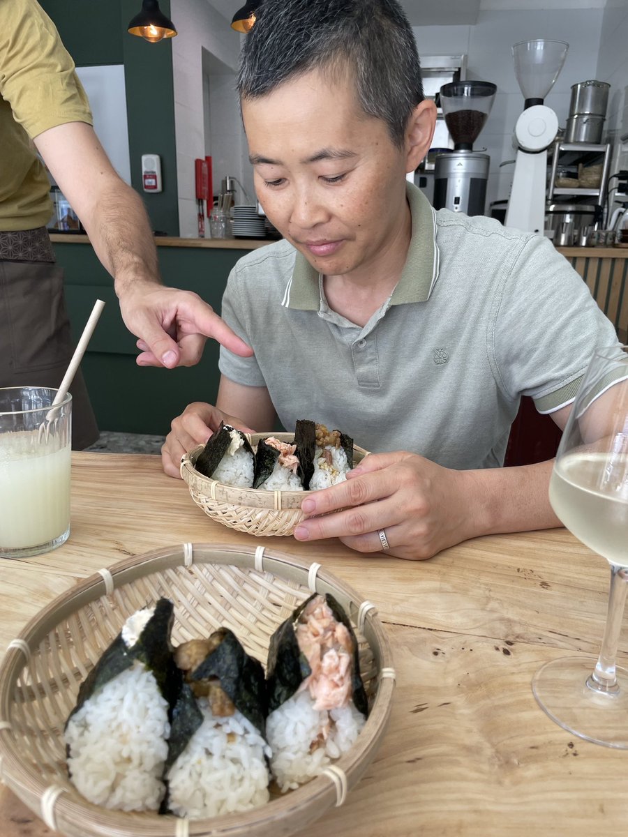 Taka09KMY's tweet photo. うちで2年働いてくれたさやかさんとロマンさん夫婦が近所におにぎりカフェをオープンしました！👏👏

最高だぜ〜便利だぜ〜米がうまくて1週間で4回行ってるぜ〜。

まだオープンしたてで試行錯誤してて裏メニュー多すぎだし原価まで考えてないほうじ茶の使い方が最高です。お近くの方はぜひ！ https://t.co/iUkourc5Dm