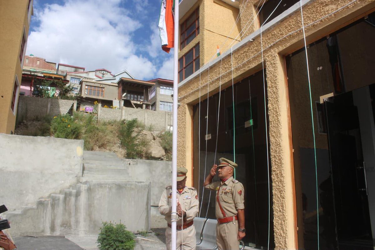 PS_Kargil's tweet photo. 🇮🇳 Proudly hoisting the National Flag at Police Station Kargil with utmost respect, honour and patriotic fervour, as we celebrate the spirit of our nation on the eve of the 80th Independence Day.
#HarGharTiranga #IndependenceDay #Tiranga #KargilPolice #NationFirst @KargilPolice https://t.co/CAHxcmLNOK
