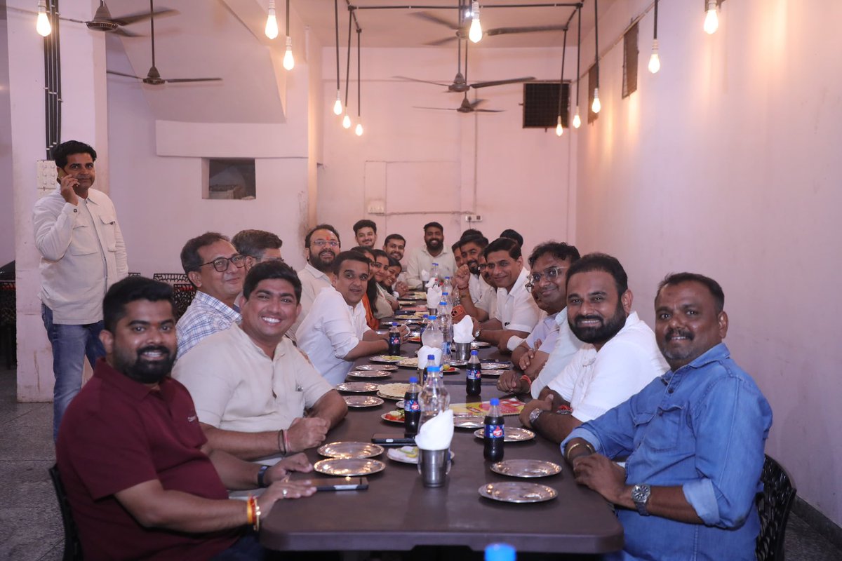 sanghaviharsh's tweet photo. कल टीम वड़ोदरा के साथ संगम ढाबा जना हुआ। इस जगह से एक खास यादें जुड़ी हैं भाजयुमो (BJYM) के दौर में दक्षिण और मध्य गुजरात के हम सभी युवा साथी यहीं इकट्ठा हुआ करते थे। पुराने दिनों की यादें ताज़ा ह गईं। मौका मिले तो यहाँ की दाल मखनी ज़रूर ट्राई करें, बेहतरीन है। 🙏

#Vadodara #SangamDhaba #BJYM #Gujarat