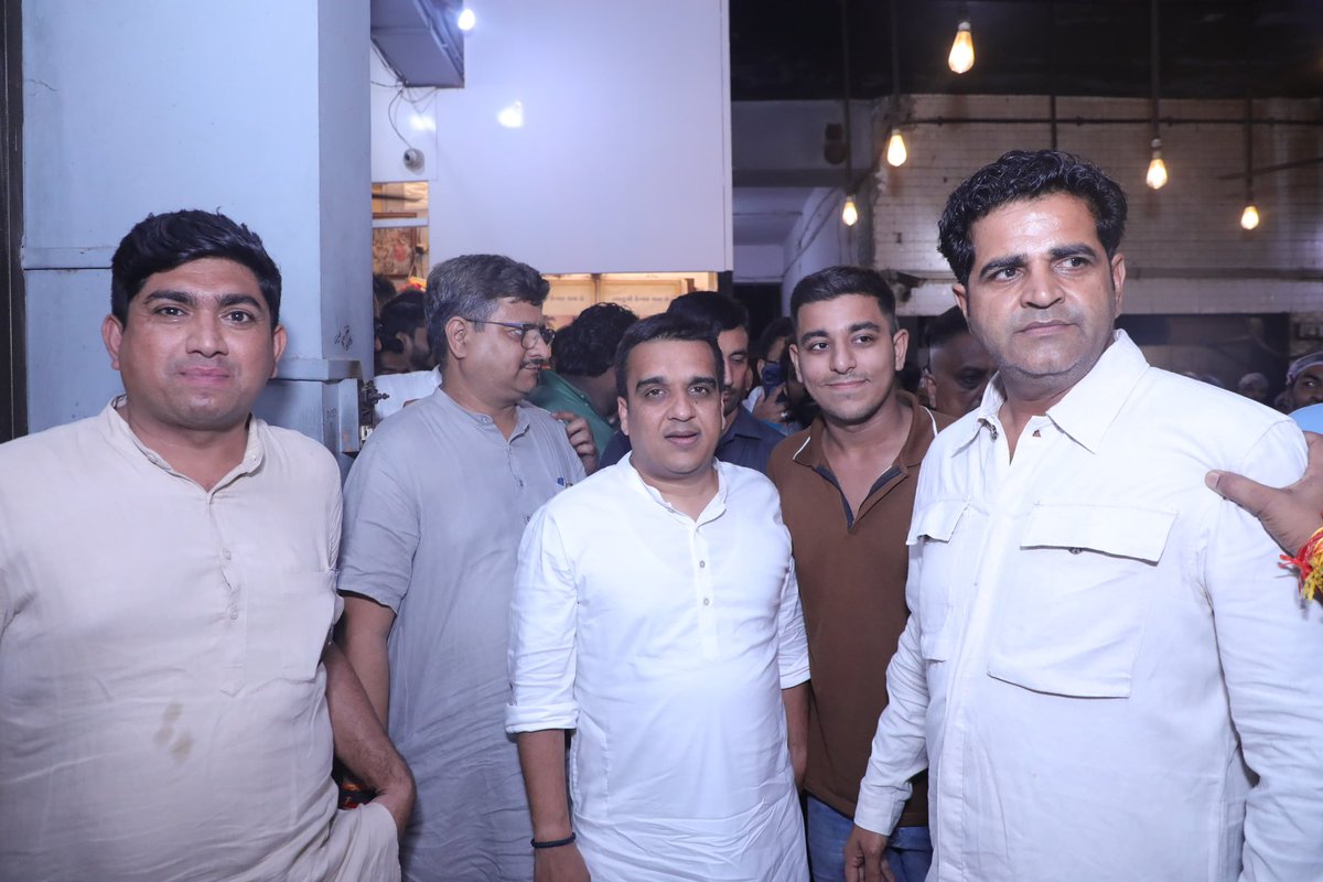 sanghaviharsh's tweet photo. कल टीम वड़ोदरा के साथ संगम ढाबा जना हुआ। इस जगह से एक खास यादें जुड़ी हैं भाजयुमो (BJYM) के दौर में दक्षिण और मध्य गुजरात के हम सभी युवा साथी यहीं इकट्ठा हुआ करते थे। पुराने दिनों की यादें ताज़ा ह गईं। मौका मिले तो यहाँ की दाल मखनी ज़रूर ट्राई करें, बेहतरीन है। 🙏

#Vadodara #SangamDhaba #BJYM #Gujarat