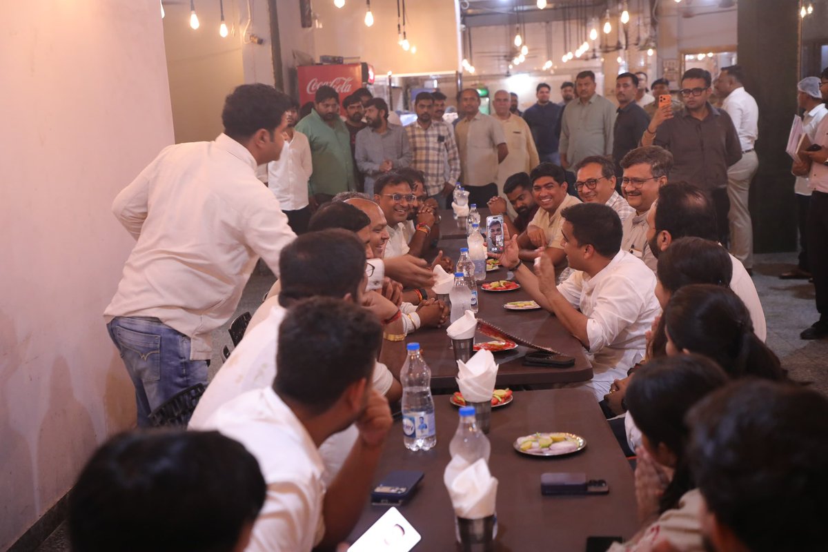 sanghaviharsh's tweet photo. कल टीम वड़ोदरा के साथ संगम ढाबा जना हुआ। इस जगह से एक खास यादें जुड़ी हैं भाजयुमो (BJYM) के दौर में दक्षिण और मध्य गुजरात के हम सभी युवा साथी यहीं इकट्ठा हुआ करते थे। पुराने दिनों की यादें ताज़ा ह गईं। मौका मिले तो यहाँ की दाल मखनी ज़रूर ट्राई करें, बेहतरीन है। 🙏

#Vadodara #SangamDhaba #BJYM #Gujarat