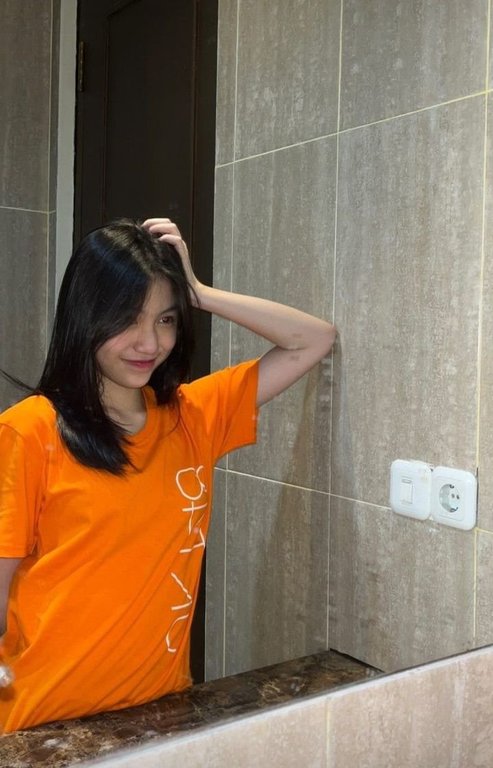 Angelchiezyline's tweet photo. Jadii flashback ke ka @Michie_JKT48 dluu awal masuk jeketii 😔🧡, sedih bgt plsss, nanti klo ada foto pakai baju orange inii, post ya ka Micii :((, vibesnyaaa masi sama bgt, keinget awal awal ka Micii masi trainee teruss sering nempelin muka pake stiker wktu live, dll
@Michiban_ https://t.co/Xr2pe3oRPu