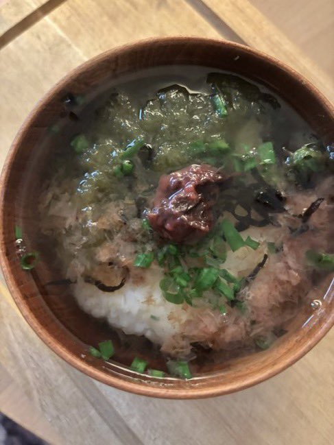 _UMEBOYS_1904's tweet photo. 胃腸が疲れてきたときに
梅干し、とろろ昆布、鰹節でお茶漬け。

これめちゃくちゃ沁みます。 https://t.co/kel36doShl