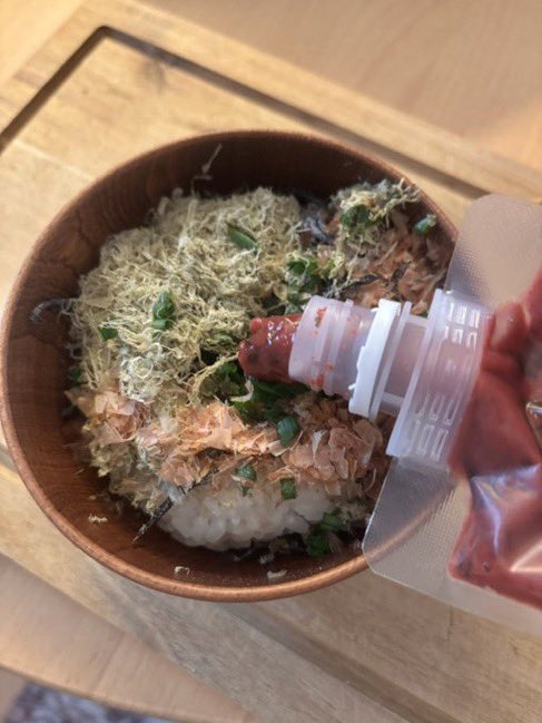 _UMEBOYS_1904's tweet photo. 胃腸が疲れてきたときに
梅干し、とろろ昆布、鰹節でお茶漬け。

これめちゃくちゃ沁みます。 https://t.co/kel36doShl