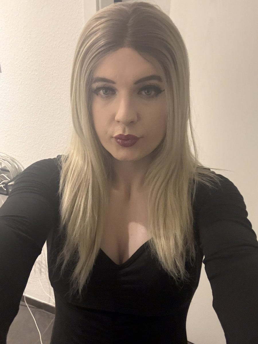 vanesswallows's tweet photo. Felt really pretty yesterday. This has to be my best makeup yet 🥰 https://t.co/5AkJrbzLYy