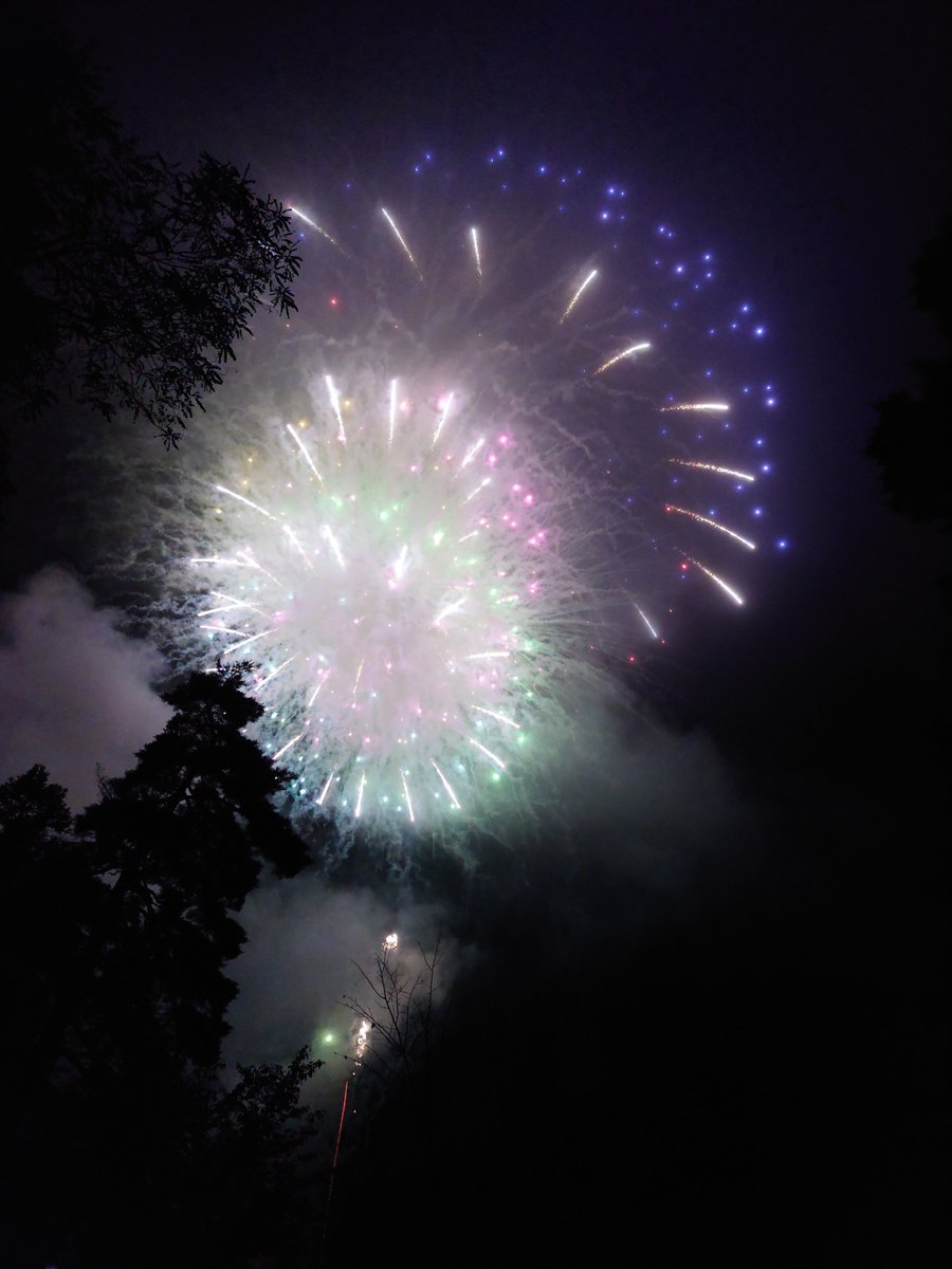 ogi_nora's tweet photo. おっ木崎湖花火大会、雨やんだ
風がないから煙がこもるー https://t.co/9q1m4CbpzF
