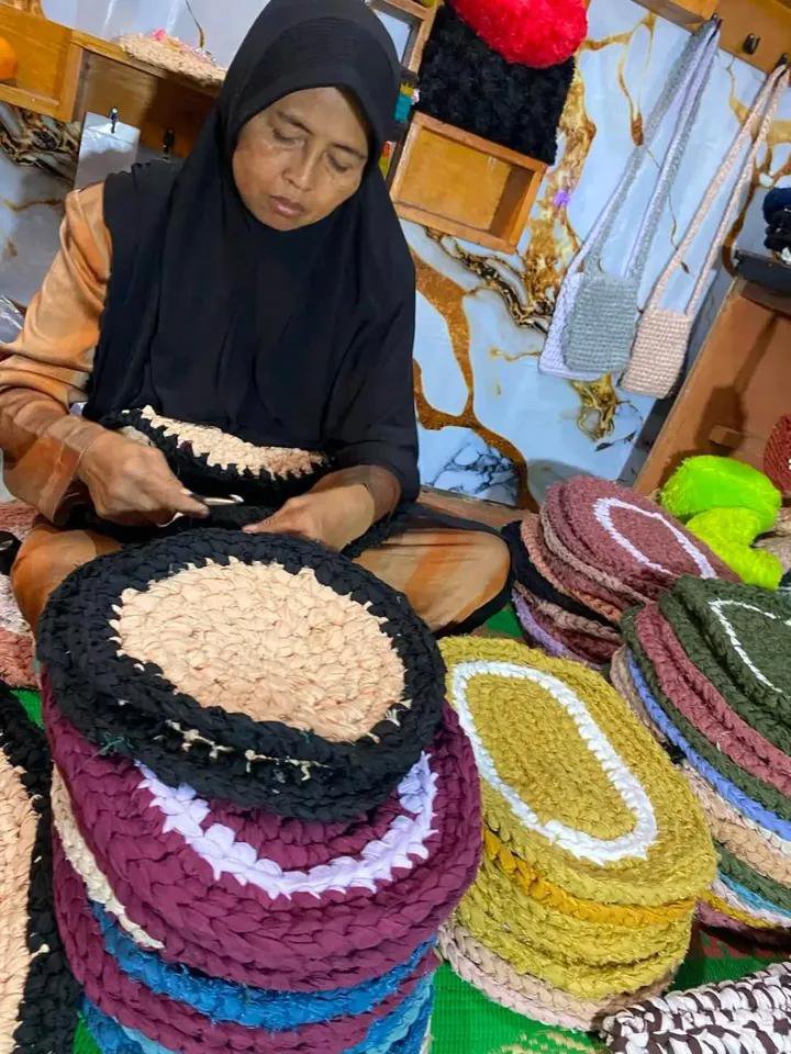 mymerizal's tweet photo. BOLEH MINTA WAKTUNYA SEBENTAR GAES.?.
Assalamu’alaikum semuanya...
Yuk, kita Ramein jualan ibunya temanku. Beliau jualan keset rumahan seharga 15 ribu aja (beli 3 cuma 37 ribu).
Di balik keset sederhana ini, ada keringat & harapan seorang ibu yg sedang berjuang utk keluarganya. Pembelian sekecil apa pun dari teman2 akan sangat ngebantu meringankan langkah Ibu.
Klo blum bisa ngebeli, kita bisa kirim doa & kasih cinta ♥️ utk postingan ini ya. Terima kasih banyak, semoga rezeki temen2 slalu dilipatgandakan!