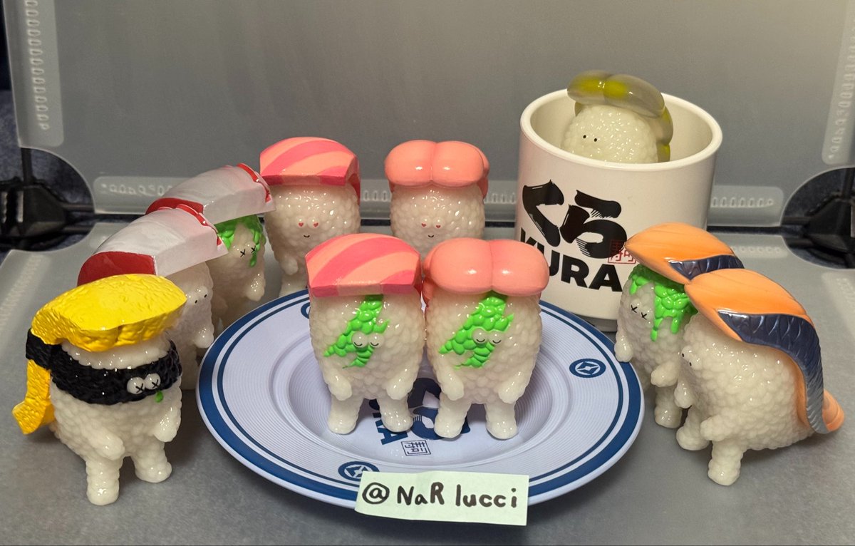 NaRlucci's tweet photo. 無事に全種類コンプリート！！！
今回はシークレットが先に出たから
集めれることができて良かった🍣

ソフビ当たると良いなぁ🙇

#sushila3_secret_oubo
#寿司怪獣
#スシエルエー
#ナカオテッペイ https://t.co/v9wpFncBEM