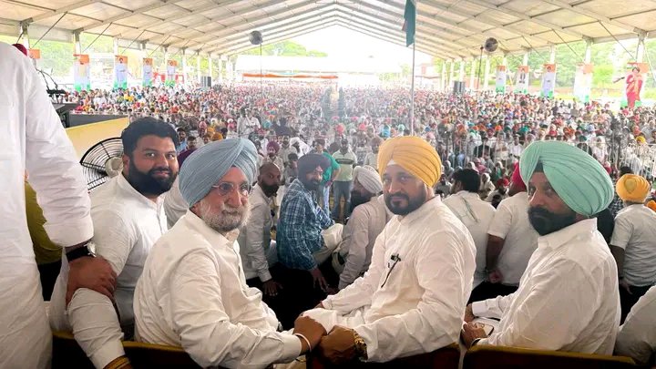 LutyensMediaIN's tweet photo. पंजाब कांग्रेस के वरिष्ठ नेताओं ने खन्ना में जनसभा को संबोधित किया। https://t.co/oWfVbehnLO