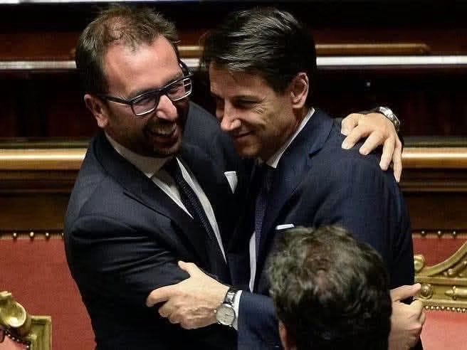 ninabecks1's tweet photo. 👇👇👇👇👇
Gregorio Samsa

Susanna Bartolommei

QUESTA È LA VERA STORIA. DI CONTE...RACCONTATA NEI PARTICOLARI DA CHI LO CONOSCE MOLTO BENE..:
Giuseppe Conte, era uno sconosciuto professore universitario a Firenze. Nemmeno troppo brillante ma con tanta ambizione. Molti dei  suoi  studenti,  non ne avevano un'alta opinione. Soprattutto li schifava il fatto che si informava sul ruolo sociale dei loro genitori e se intuiva che ne poteva trarre vantaggio li prendeva a cuore. Un bel giorno , ha conosciuto Maria Elena Boschi sul lavoro (sono entrambi avvocati) e gli ha espresso  il desiderio di conoscere Renzi, che allora era presidente della provincia e stava per candidarsi per la carica di sindaco. Cosi si incontrarono, con Renzi. Conte espresse il desiderio di assumere qualche ruolo politico nel PD ma evidentemente a  Matteo Renzi ( da sempre lungimirante) non era piaciuto e non fece mai  nulla per coinvolgerlo.
A quelle elezioni a sindaco di Firenze, (che Renzi vinse) si presentò per la prima volta il Movimento 5 https://t.co/zTyfkhYVy6 loro candidato era Bonafede e prese pochissimi voti.
Bonafede, era assistente universitario nella stessa facoltà di Conte ed i due si sono incontrati e si sono piaciuti.( e te pareva!)
Sappiamo che in seguito Bonafede diventa parlamentare dei 5 stelle e quando vanno al Governo c'era da trovare il Presidente del Consiglio (di facciata). Quello vero, la mente,  sarebbe stato Casalino, che doveva restare occulto,  estensione del guru Grillo. Ma Casalino era improponibile perché anche se intelligente, bravo e furbo (un genio del male) aveva il peccato originale del Grande Fratello e oltretutto era gay conclamato. Quella non è una colpa ma è un dato di fatto che a molti italiani moralisti e bacchettoni,  non sarebbe andato giù,  e neanche alla destra, né alla sinistra. Allora Fefé Bonafede disse a Grillo: "Io, ho l'uomo giusto" - e gli presentò Giuseppe Conte. Aspetto piacente, relativamente giovane, elegante, pochette, professore universitario e soprattutto disposto a recitare tutti i ruoli in commedia: perfetto. 
Il resto è  storia. Così,dal nulla, senza nessuna competenza al riguardo, nacque disceso dal cielo, Giuseppi.
 I due, Fefé e Conte, devono avere stretto un patto di ferro, perché si sono sempre sostenuti a vicenda . Non ultimo guardate che popò di sistemazione Conte ha trovato  a Fefé, che si vedeva già sul divano a percepire solo il reddito di cittadinanza in quanto, per il vincolo dei 2 mandati dei 5 S,  non poteva essere rieletto. Con la sua intercessione ha ottenuto l'appoggio della destra  ed è entrato a far parte del Consiglio di Giustizia Tributaria, l'equivalente del CSM di un altro settore della Giustizia. Capito??
Questi sono i fatti, le conseguenze, le conosciamo . Conte al momento ha fatto più danni delle cavallette durante le piaghe d' Egitto. Speriamo soltanto che si palesino tutte! Noto anche perché è stato l' unico, pur di restare in poltrona, a fare accordi con tutti i Partiti . Non ha una sua idea ..Vanno bene Salvini, adesso pure il PD...con il quale erano ai coltelli ..sono i miracoli della poltrona! A noi...ha lasciato un buco di miliardi da rimettere a posto...per le uniche idee( due) che ha avuto in due Governi:( RdC e Superbonus).
Rivotatelo èh! 😤